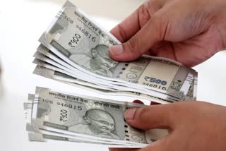 اس بینک میں آپ کا اکاؤنٹ تو نہیں؟ کھاتہ دار 10,000 روپے سے زیادہ رقم نہیں نکال سکیں گے