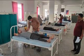 कई पुलिसकर्मी अस्पताल में भर्ती