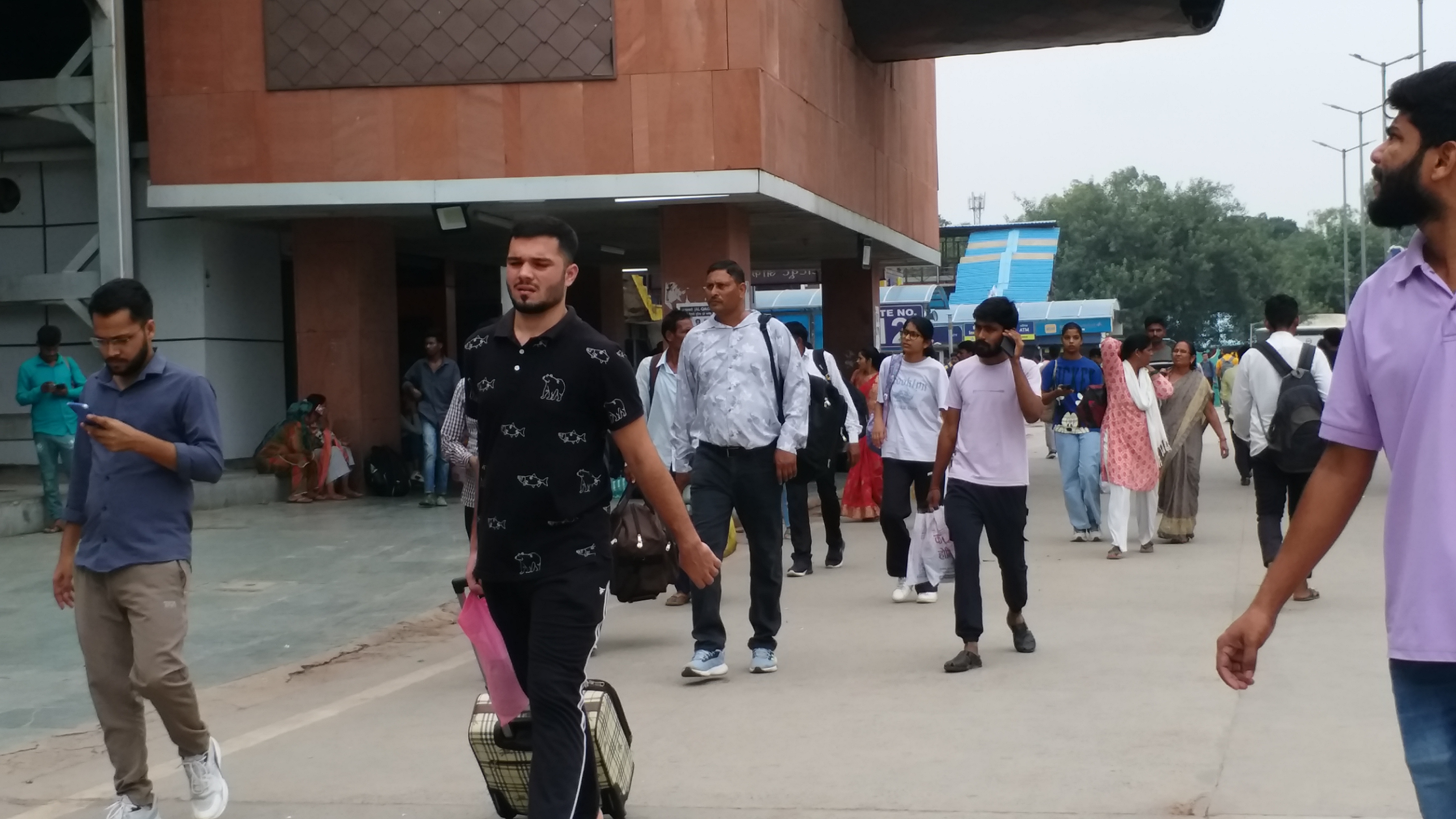 नई दिल्ली रेलवे स्टेशन पर भीड़