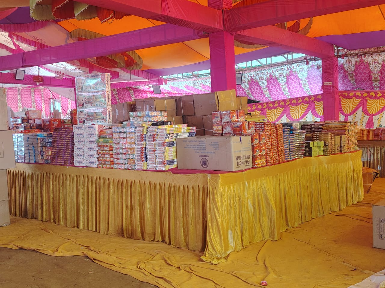 અમદાવાદનું વાંચ ગામ: દિવાળીના ફટાકડાનું મીની શિવાકાશી, નવી વેરાયટી અને ભાવમાં વધારો