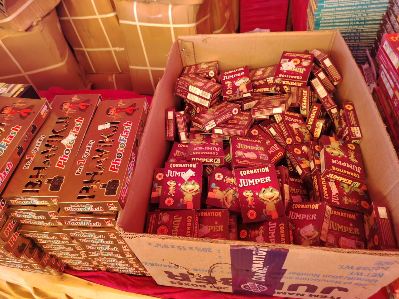 અમદાવાદનું વાંચ ગામ: દિવાળીના ફટાકડાનું મીની શિવાકાશી, નવી વેરાયટી અને ભાવમાં વધારો