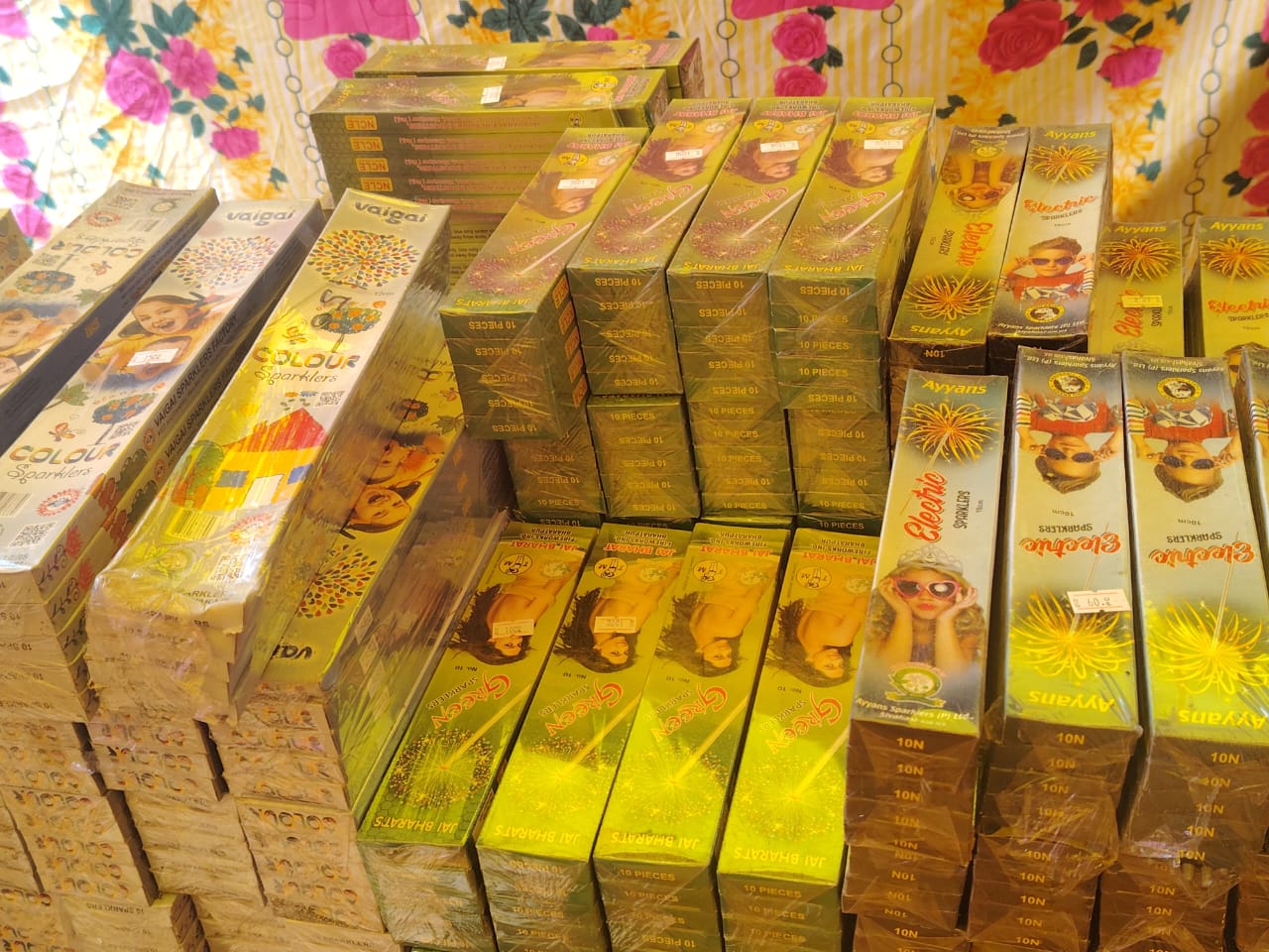 અમદાવાદનું વાંચ ગામ: દિવાળીના ફટાકડાનું મીની શિવાકાશી, નવી વેરાયટી અને ભાવમાં વધારો