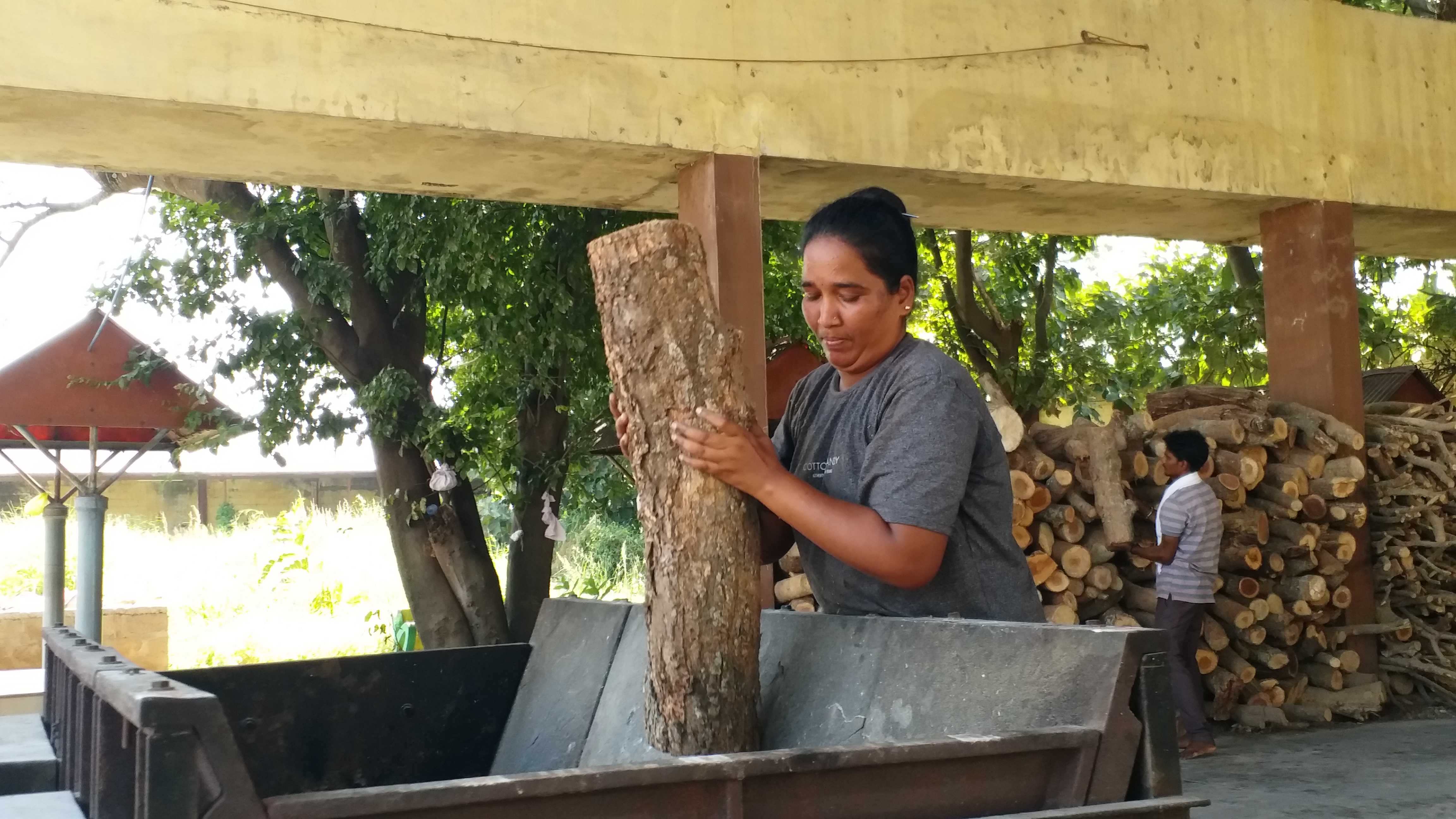Davanagere: The adventure story of Sudharani, who works in a cemetery