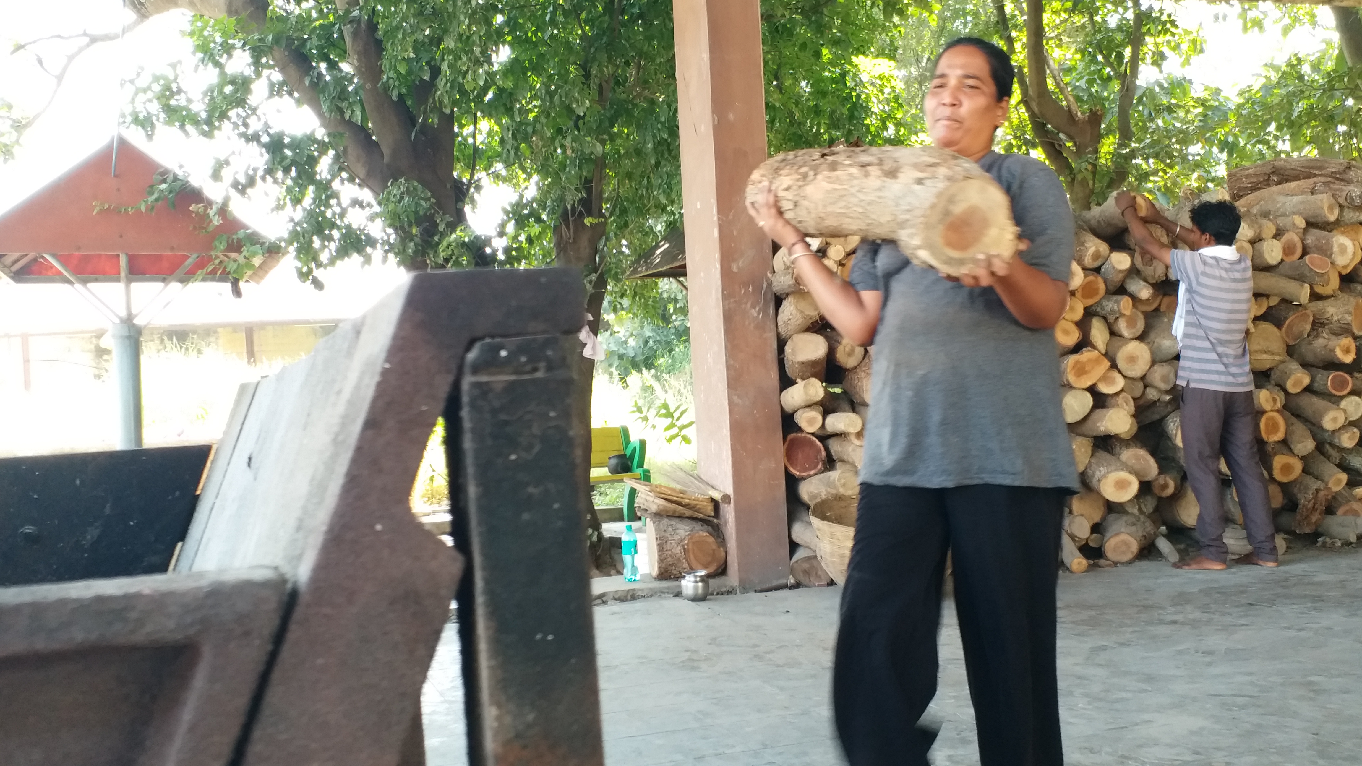 Davanagere: The adventure story of Sudharani, who works in a cemetery