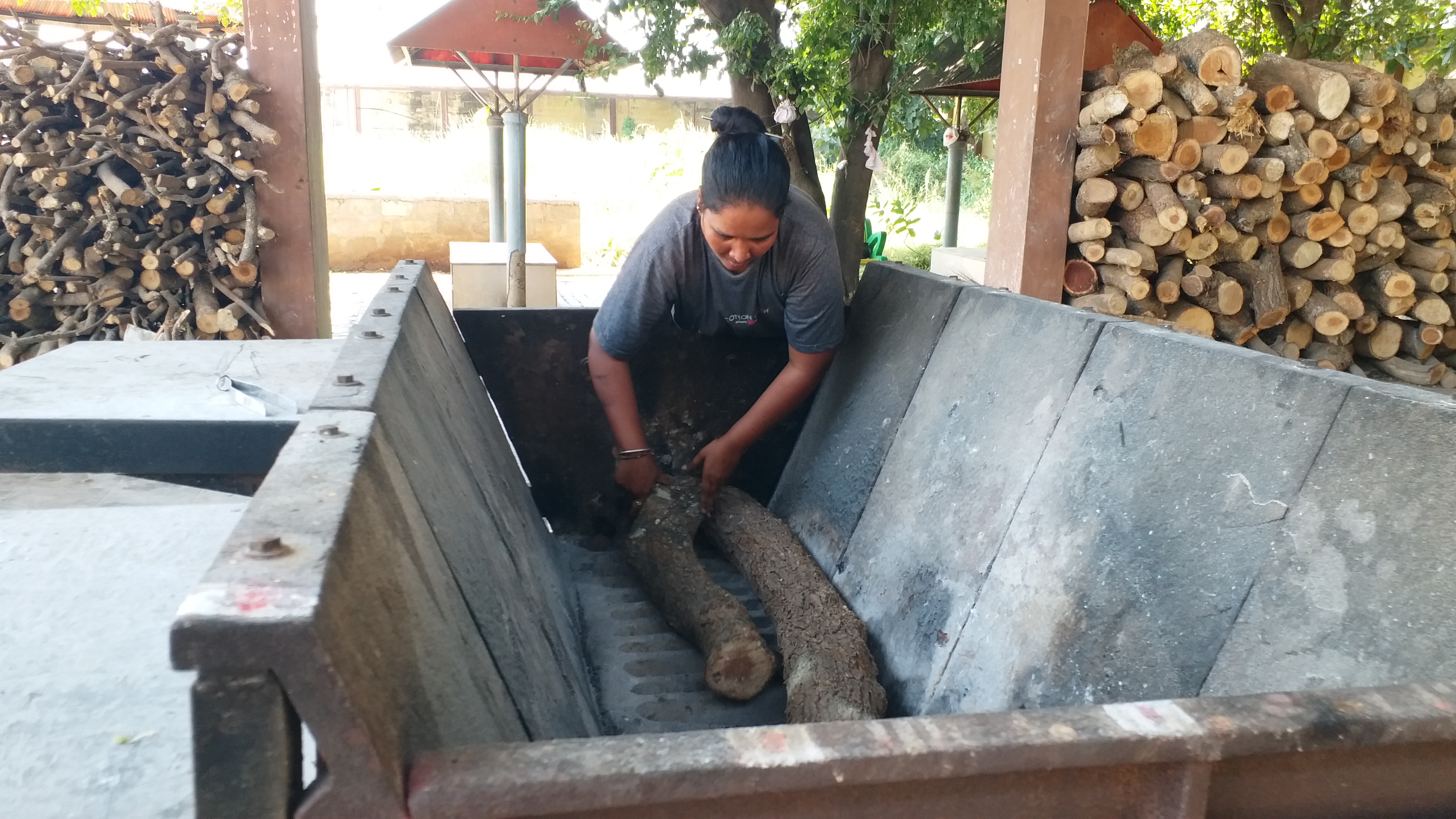 Davanagere: The adventure story of Sudharani, who works in a cemetery