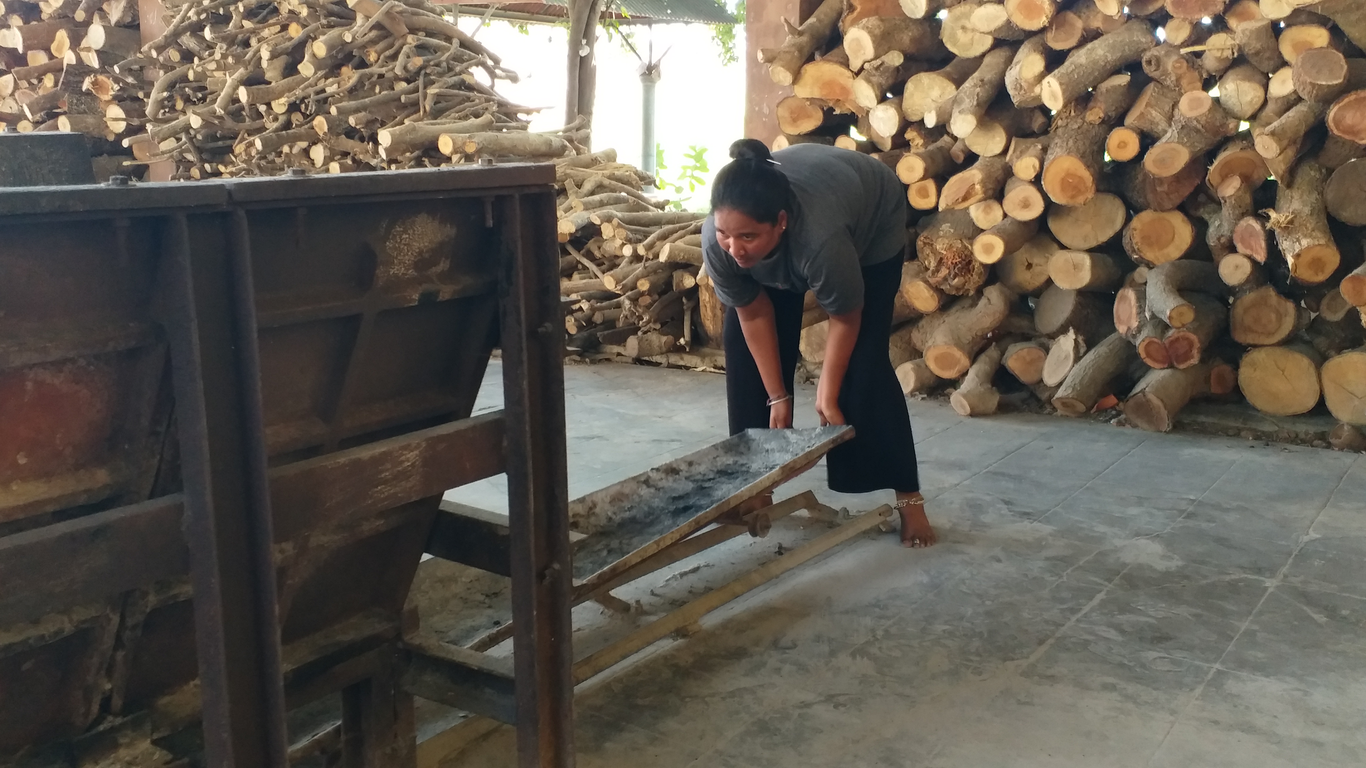 Davanagere: The adventure story of Sudharani, who works in a cemetery