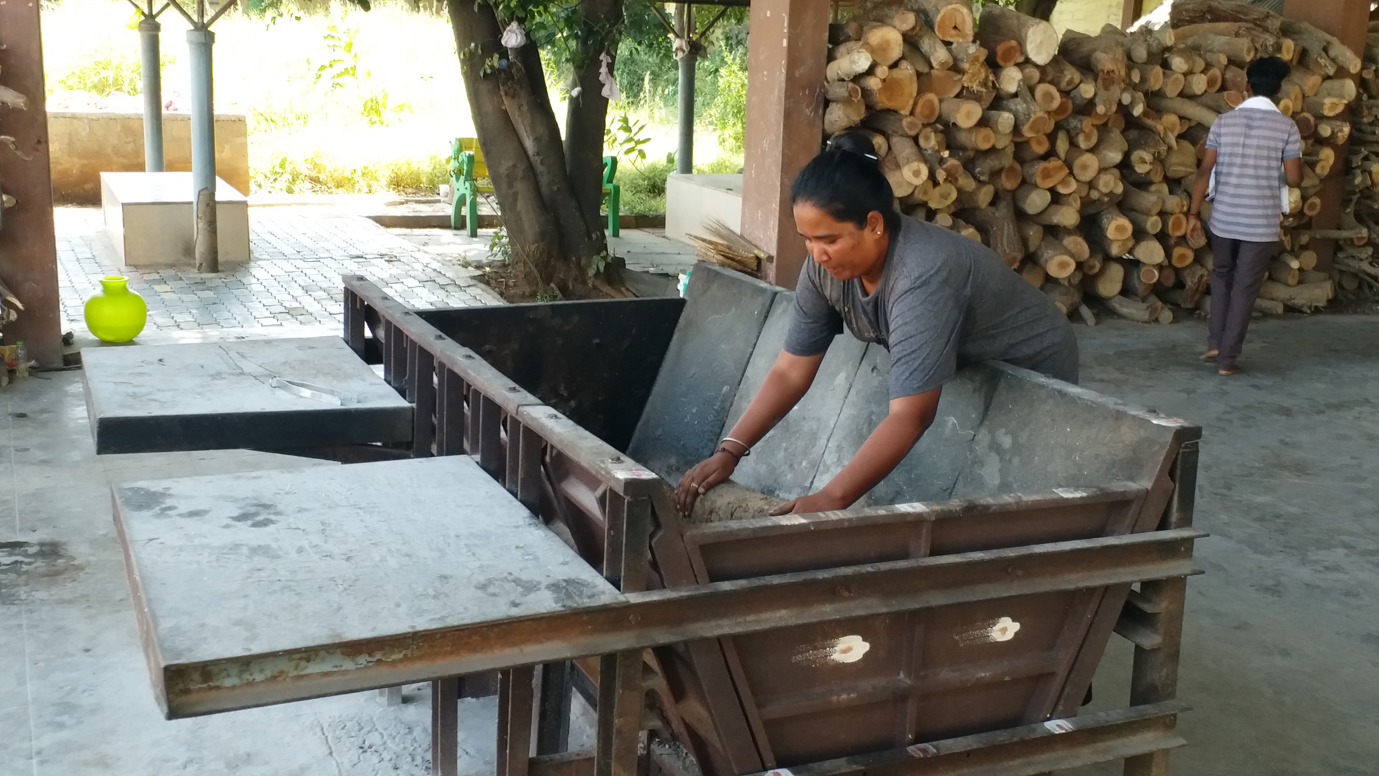 Davanagere: The adventure story of Sudharani, who works in a cemetery