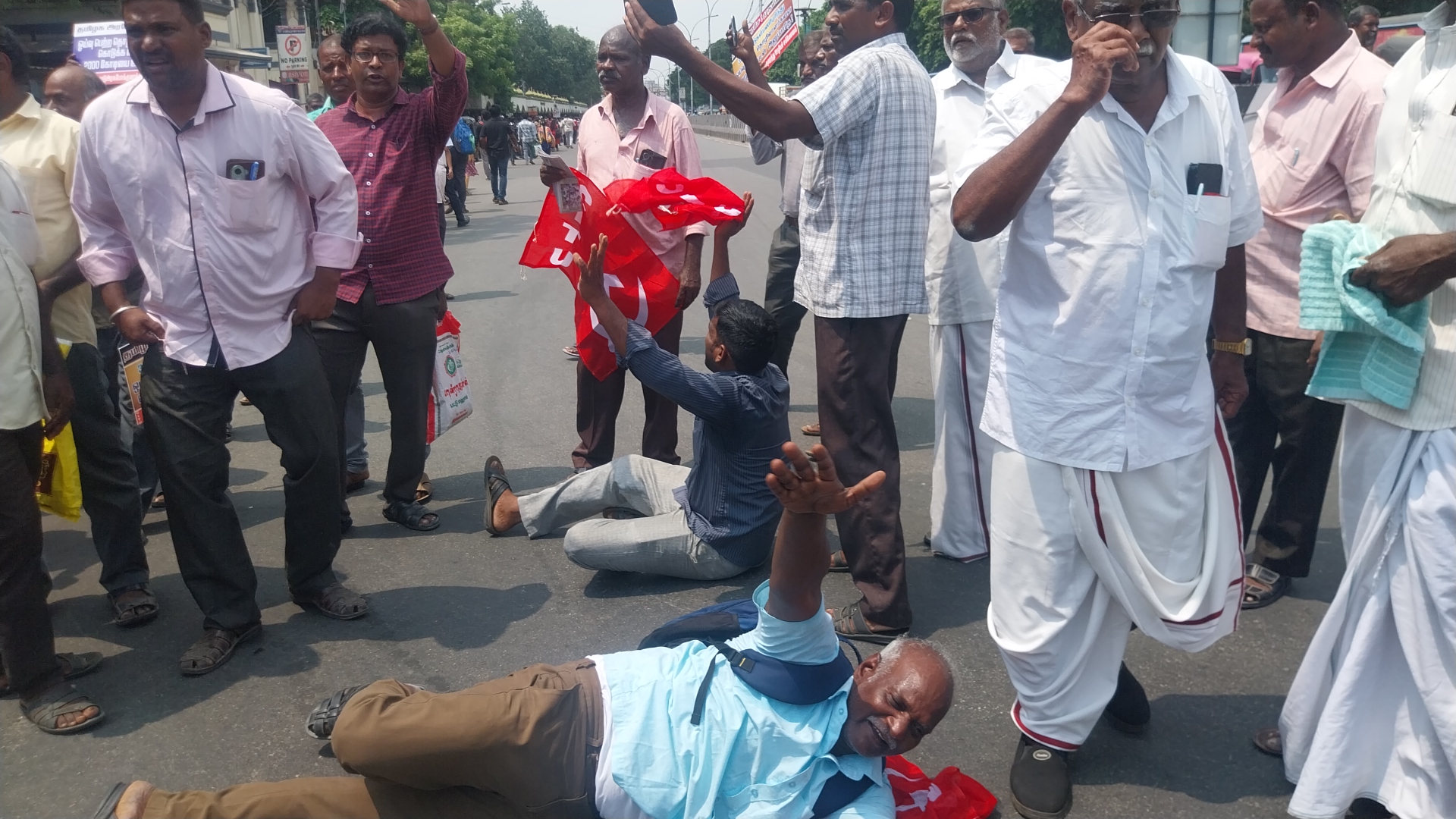 போக்குவரத்து ஊழியர்கள் போராட்டம்