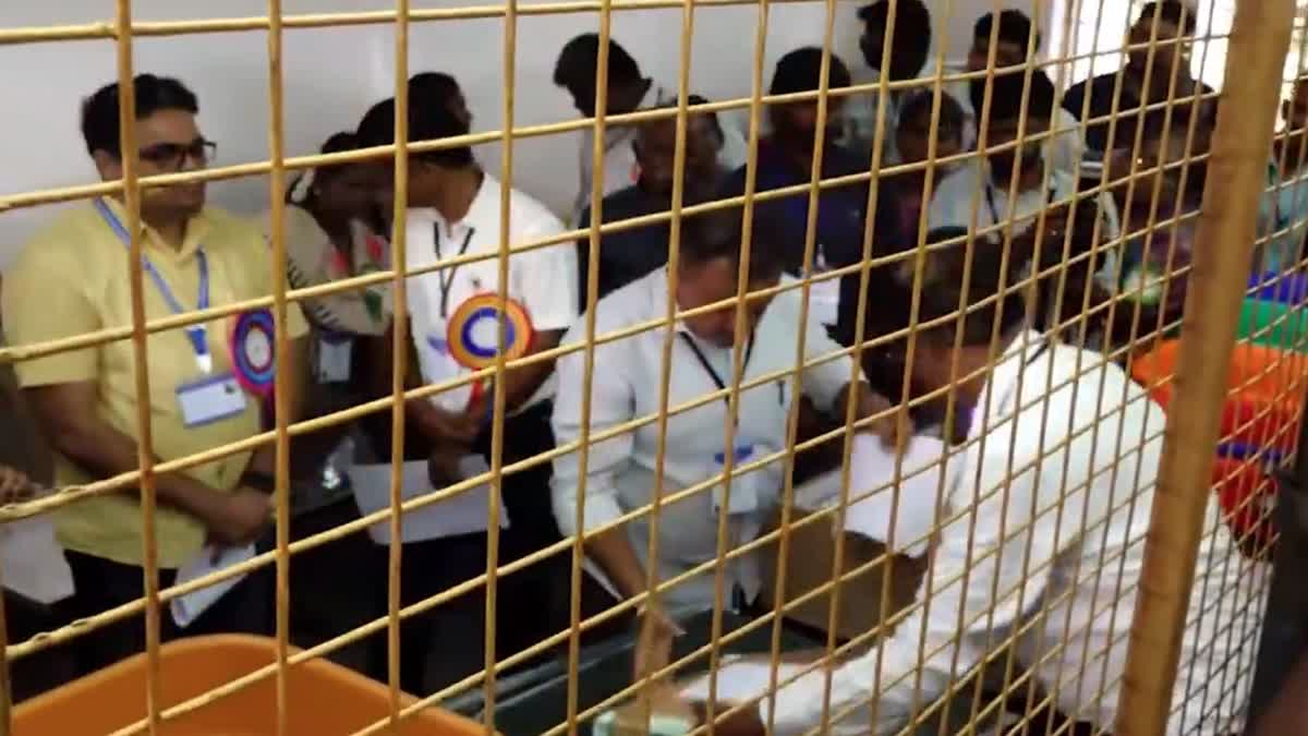 ضمنی انتخابات نتائج: سخت سکیورٹی کے بیچ پانچ اسمبلی اور ایک لوک سبھا نشست پر ووٹوں کی گنتی جاری