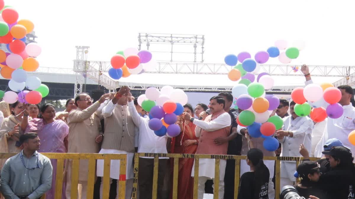 रंगीन गुब्बारों से खिला भोपाल का TT नगर स्टेडियम, बच्चों की रंगोलियों ...