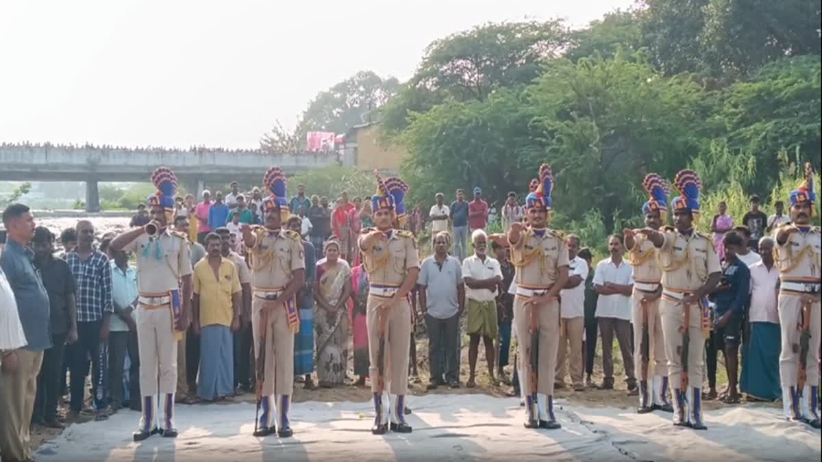 21 குண்டுகள் முழங்க மரியாதை