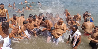 नीरा नदीत दोन्ही पादुकांचे स्नान