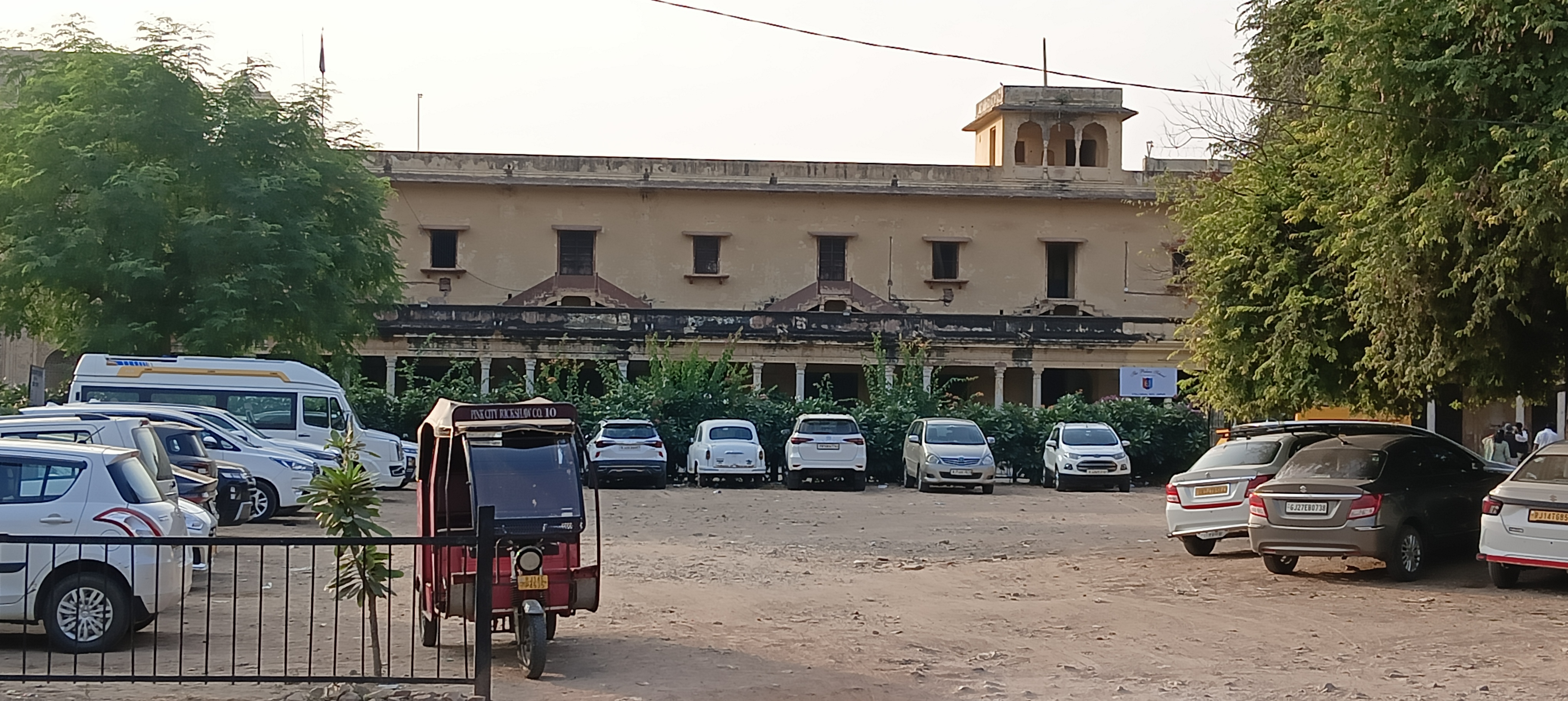 जलेब चौक में पुराने दौर के सरकारी कार्यालय