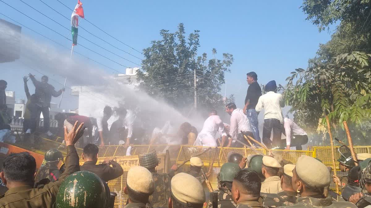कुरुक्षेत्र में यूथ कांग्रेस का उग्र प्रदर्शन, सीएम आवास की ओर बढ़ रहे  कार्यकर्ताओं पर पुलिस ने चलाए वाटर कैनन
