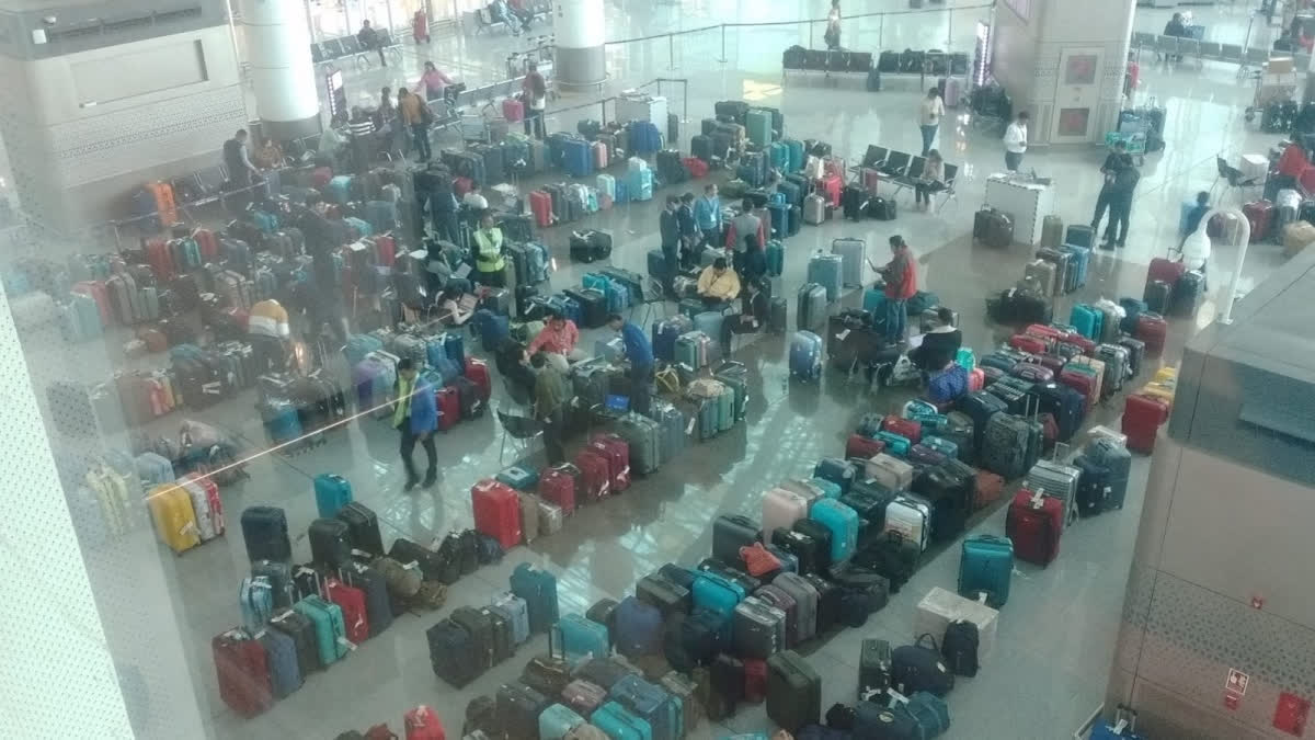 દિલ્હી એરપોર્ટ પર ટર્મિનલ 1 ઇન્ડિગો કાઉન્ટર પાસે મુસાફરોના સામાનના ઢગલા થઈ ગયો