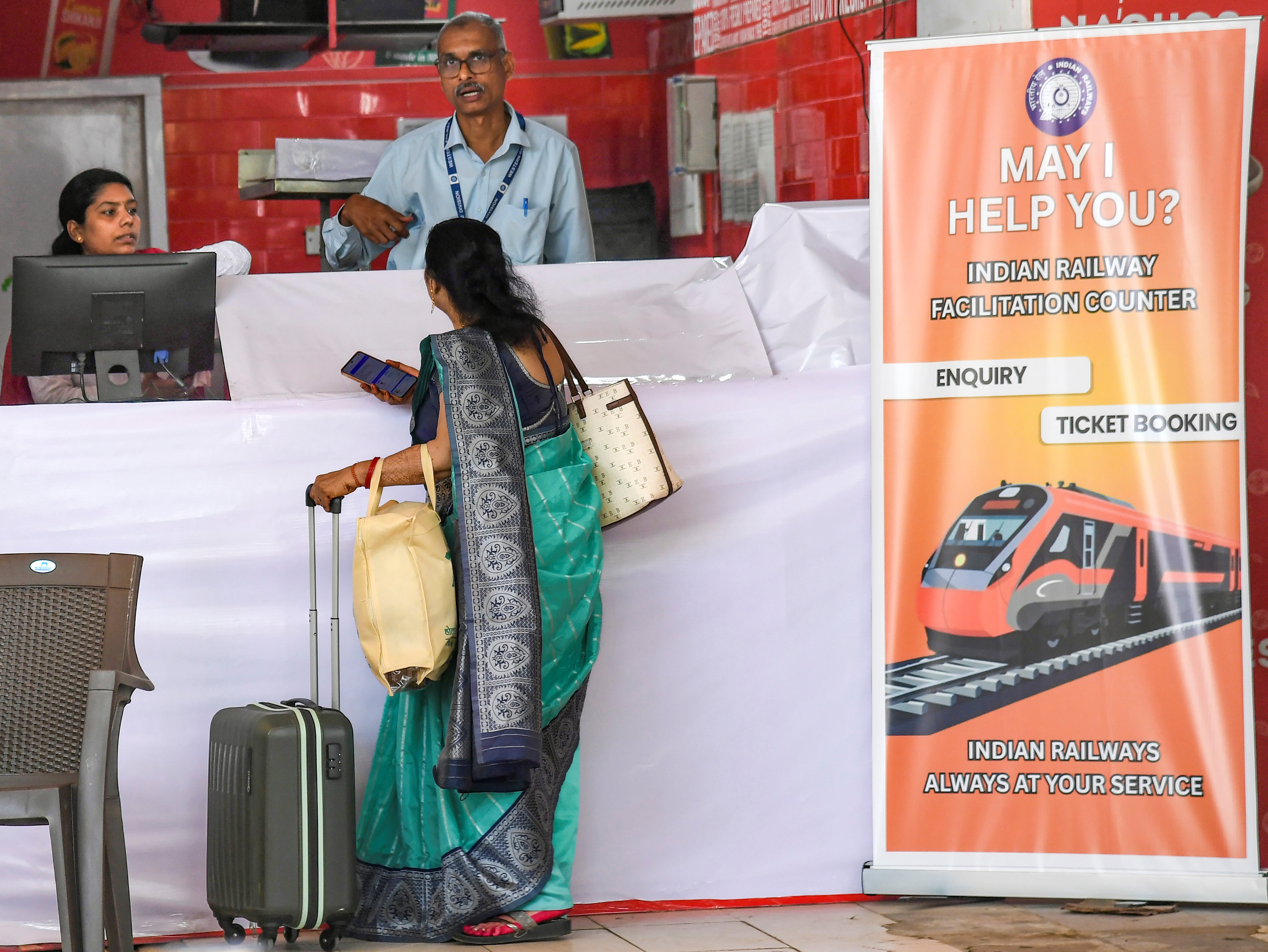 સોમવાર, 8 ડિસેમ્બર, 2025 ના રોજ મુંબઈમાં ઈન્ડિગો ફ્લાઇટ વિક્ષેપને પગલે ભારતીય રેલ્વે કાઉન્ટર પર એક મહિલા પૂછપરછ કરી રહી છે