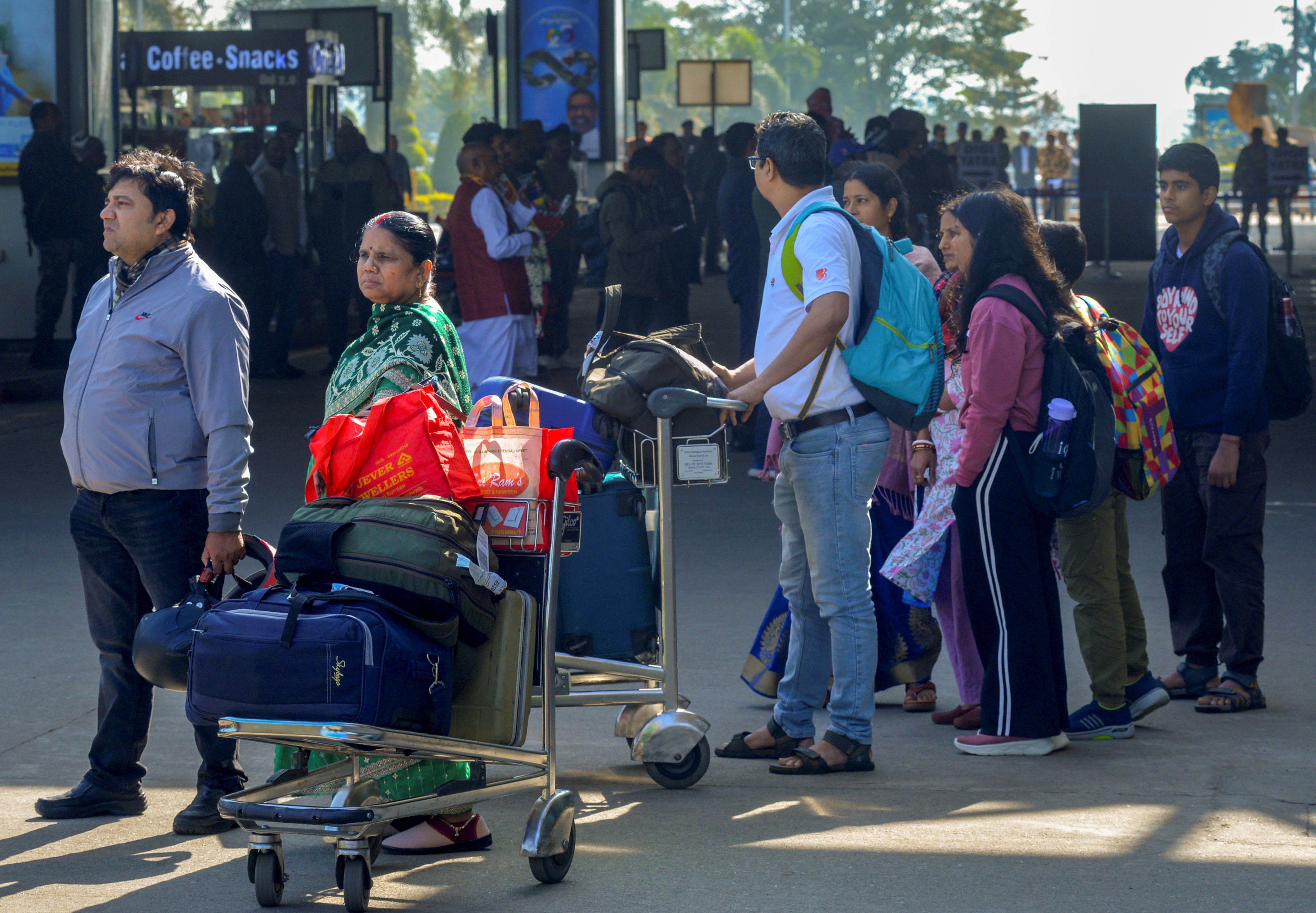 રવિવાર, 7 ડિસેમ્બર, 2025 ના રોજ રાંચીમાં, ઇન્ડિગો ફ્લાઇટ વિક્ષેપ વચ્ચે બિરસા મુંડા એરપોર્ટ પર ફસાયેલા મુસાફરો