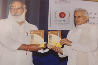 Poet Pandit Narendra Mishra (R) at a literary event