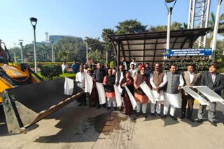 मेयर ने बैकहो लोडर्स व अन्य मशीनों को दिखाई हरी झंडी