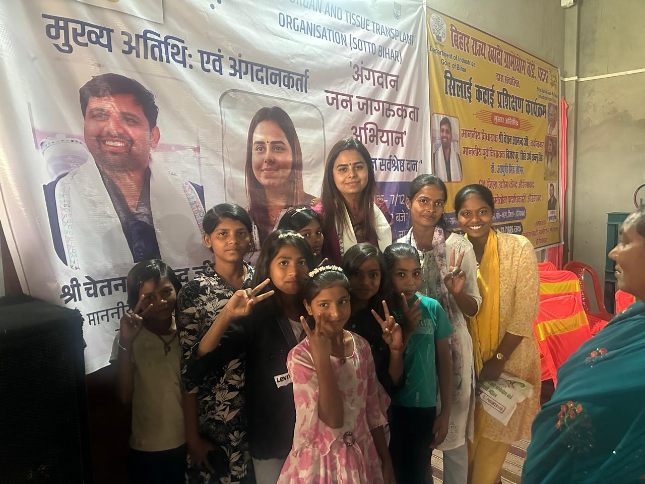 बच्चों के साथ डॉक्टर आयुषी