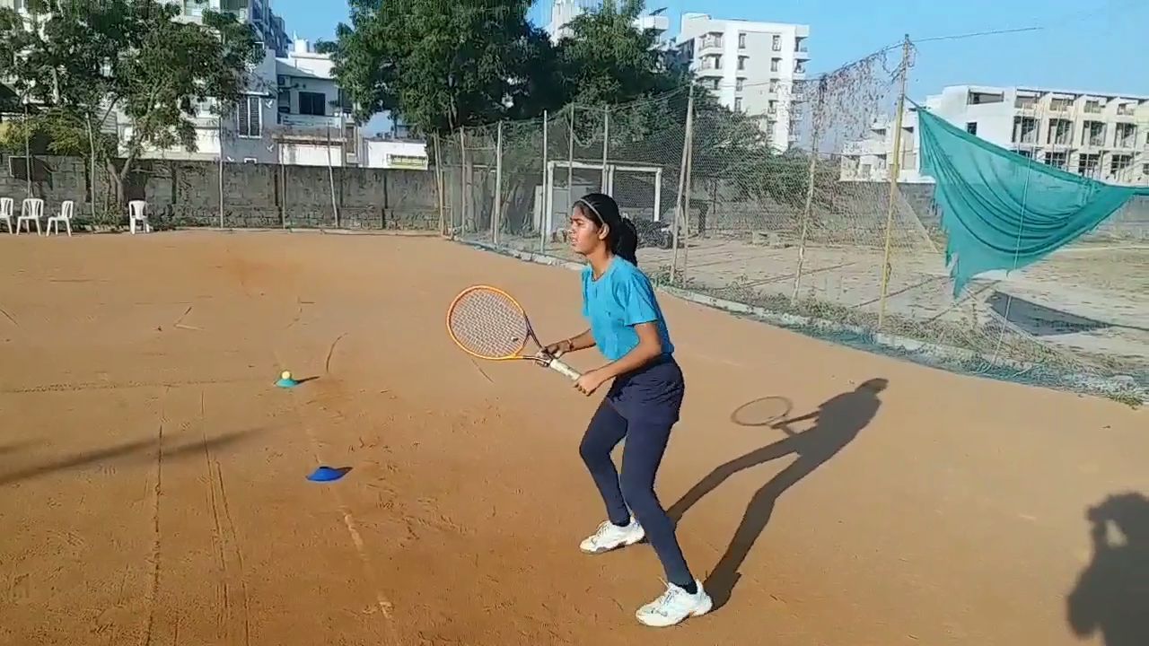 મેદાનમાં પ્રેક્ટિસ કરતી જેન્સી કાનાબાર