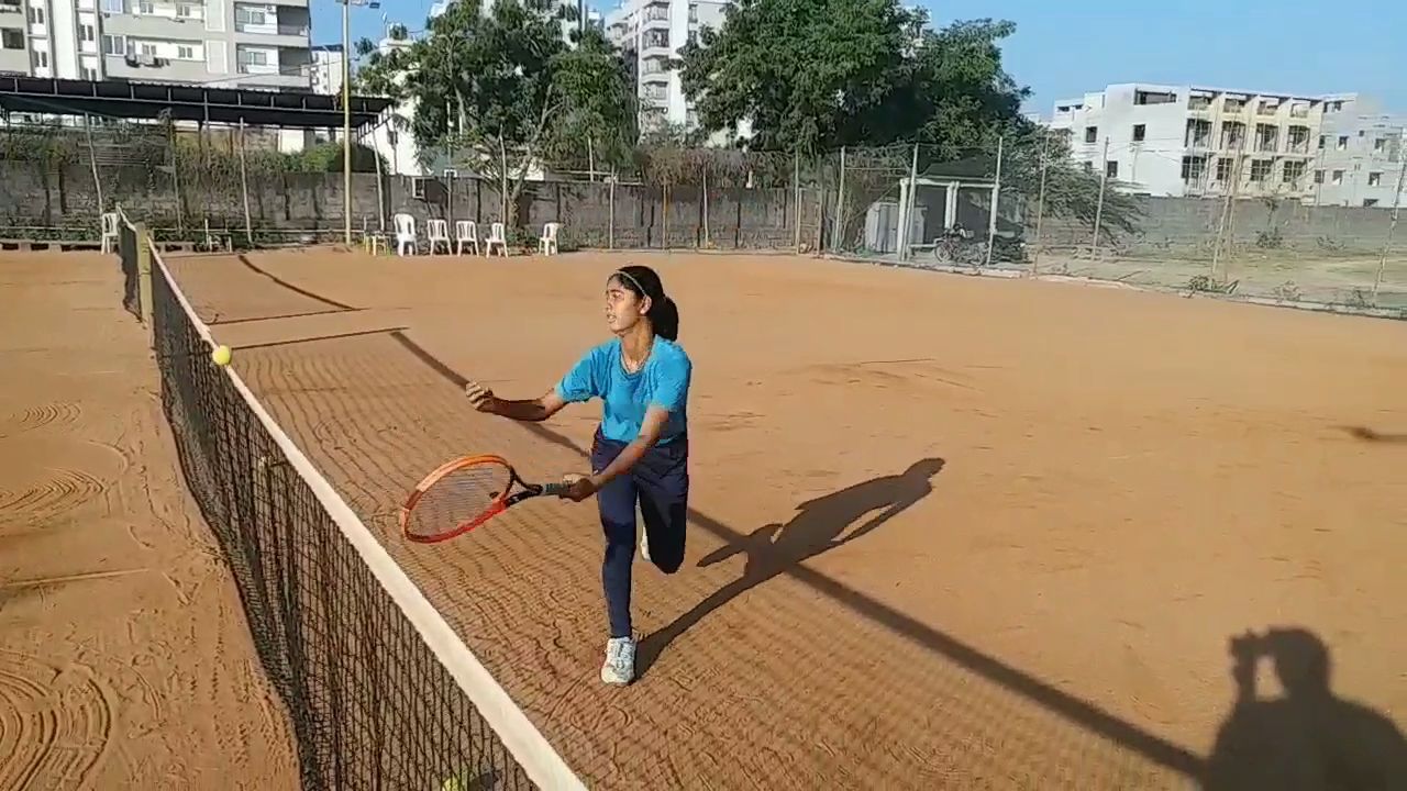 મેદાનમાં પ્રેક્ટિસ કરતી જેન્સી કાનાબાર