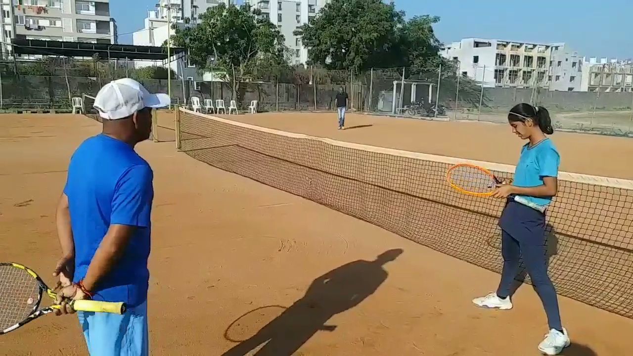 મેદાનમાં પ્રેક્ટિસ કરતી જેન્સી કાનાબાર