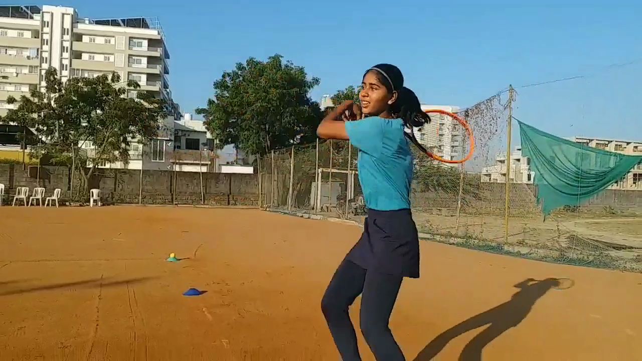 મેદાનમાં પ્રેક્ટિસ કરતી જેન્સી કાનાબાર