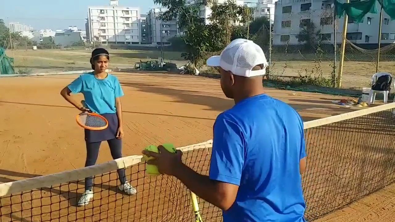 મેદાનમાં પ્રેક્ટિસ કરતી જેન્સી કાનાબાર