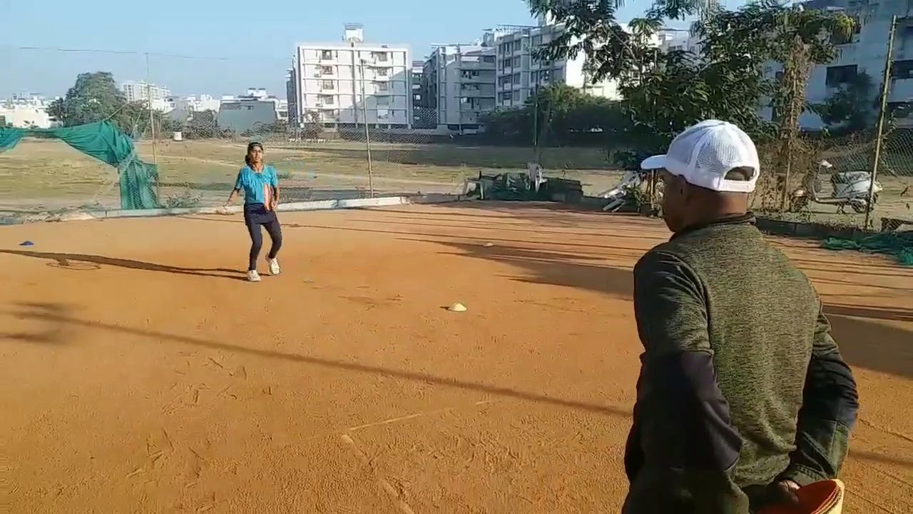 મેદાનમાં પ્રેક્ટિસ કરતી જેન્સી કાનાબાર