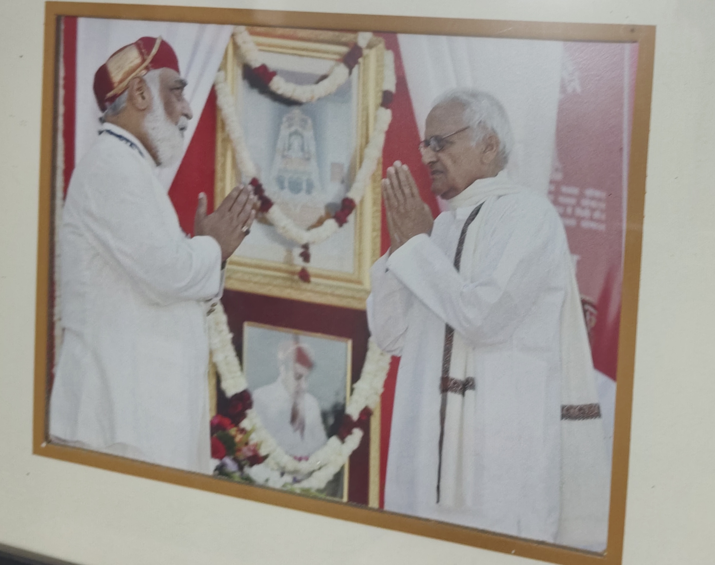 Poet Pandit Narendra Mishra (R) at a literary event