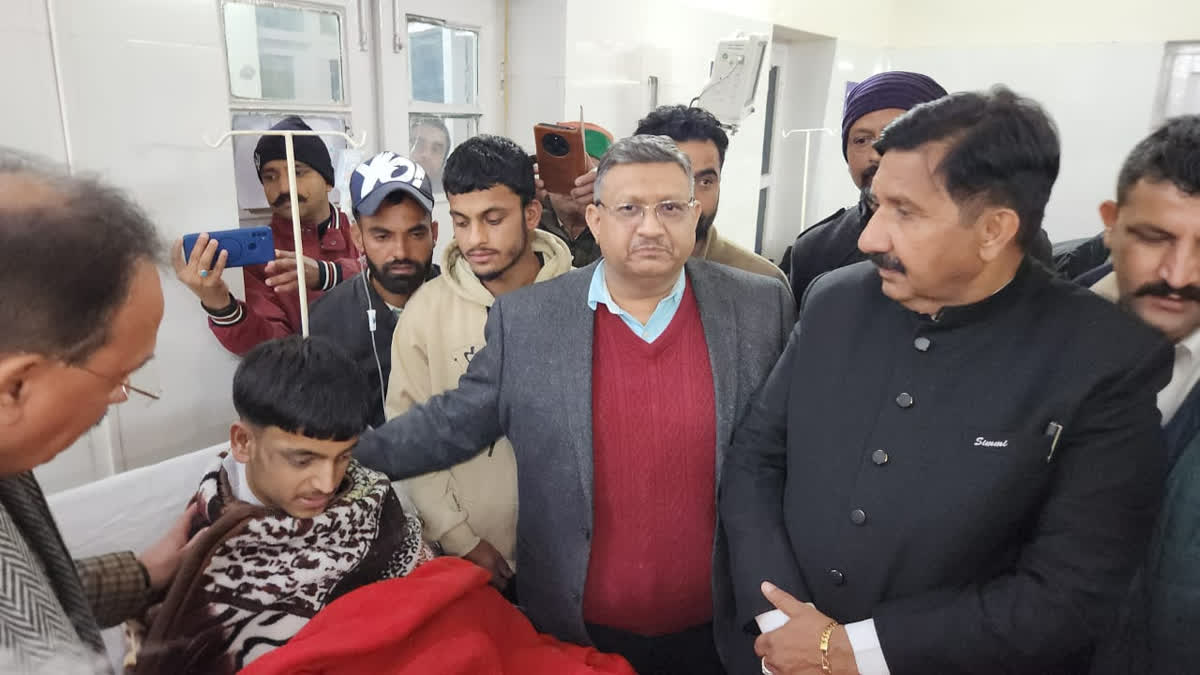 घायलों से मिलते मुकेश अग्निहोत्री