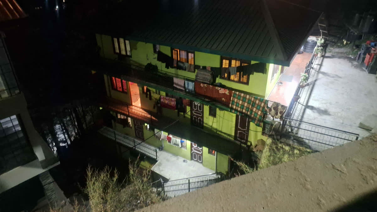 टनल धंसने से घरों में आई दरारें