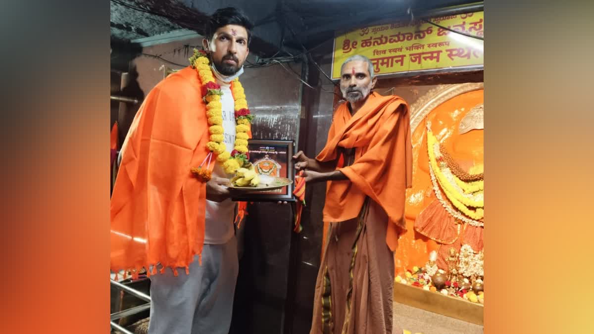 T20 cricketer Ishant Sharma visits Anjanadri Temple