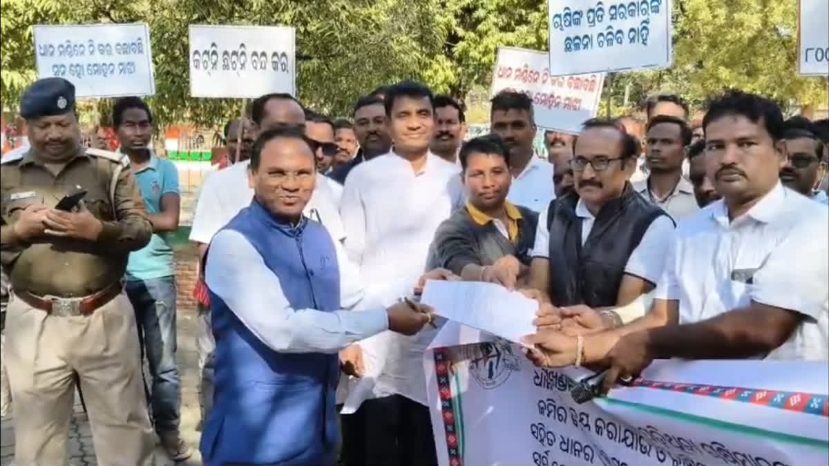 ଚାଷୀମାନେ ବିକ୍ଷୋଭ ପ୍ରଦର୍ଶନ କରି ମୁଖ୍ୟମନ୍ତ୍ରୀଙ୍କ ଉଦେଶ୍ୟରେ ସହକାରୀ ଜିଲ୍ଲପାଳଙ୍କୁ ଦାବୀପତ୍ର ପ୍ରଦାନ କରିଛନ୍ତି ।