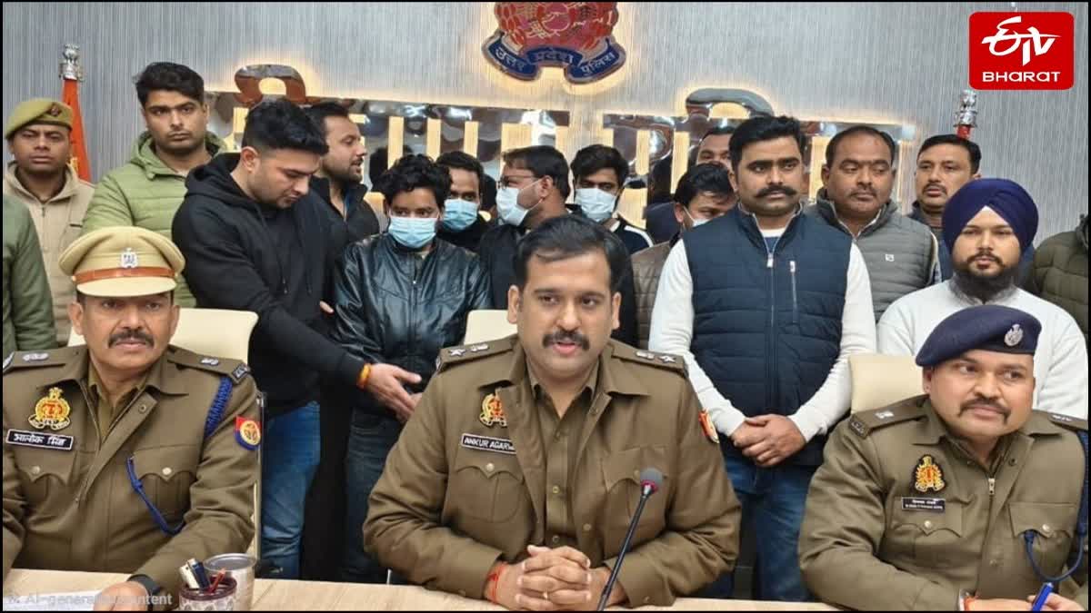पुलिस की गिरफ्त में आरोपी.