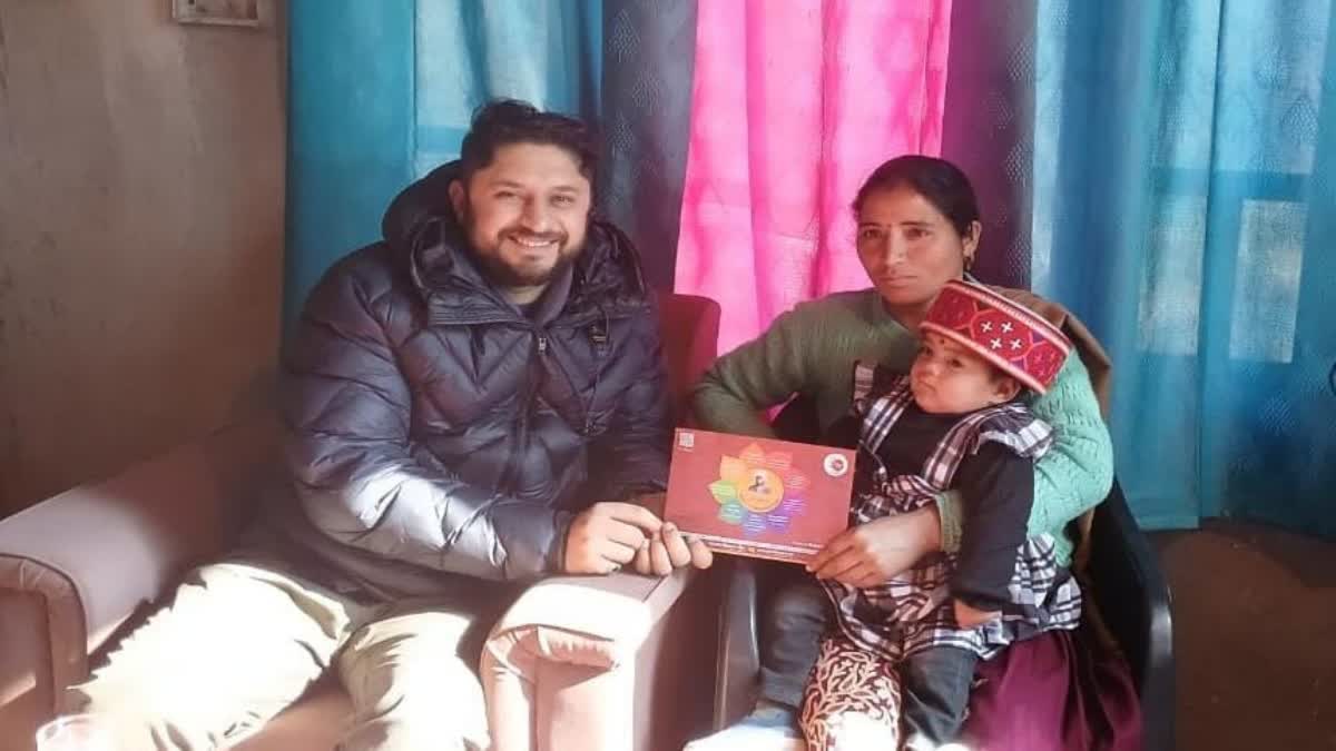 निकिता को एफडी सौंपते डीसी मंडी