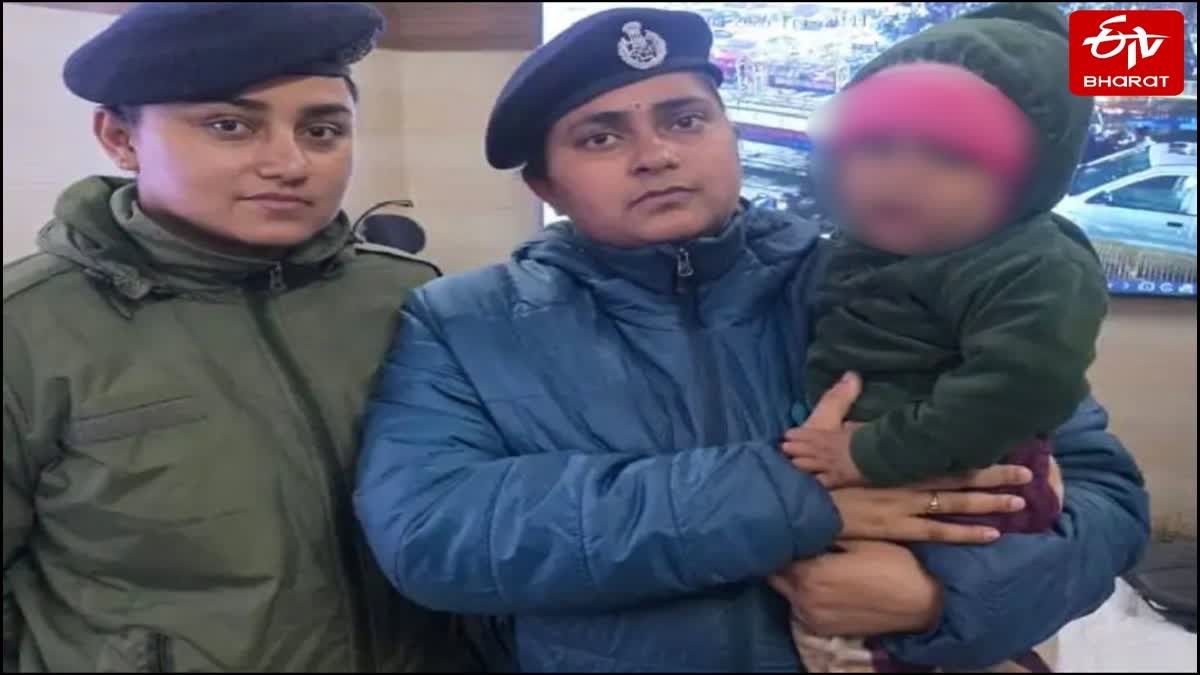 आरपीएफ टीम के पास बरामद बच्चा.