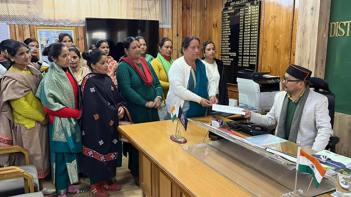 एडीसी कुल्लू को शिकायत सौंपती महिलाएं