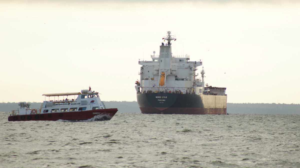 WHAT ARE SHADOW FLEET TANKERS WHICH COUNTRIES ARE USING IT RUSSIA TACTICS TO EVADE WESTERN SANCTIONS