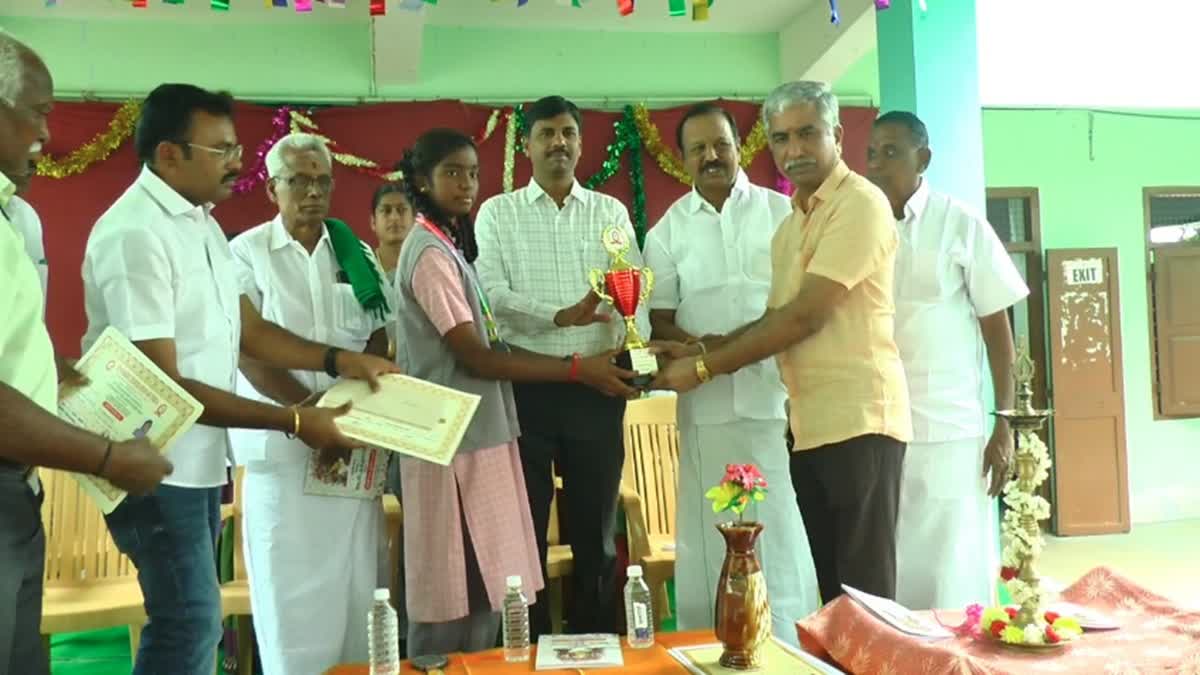 மாணவிக்கு பரிசு வழங்கப்படுகிறது