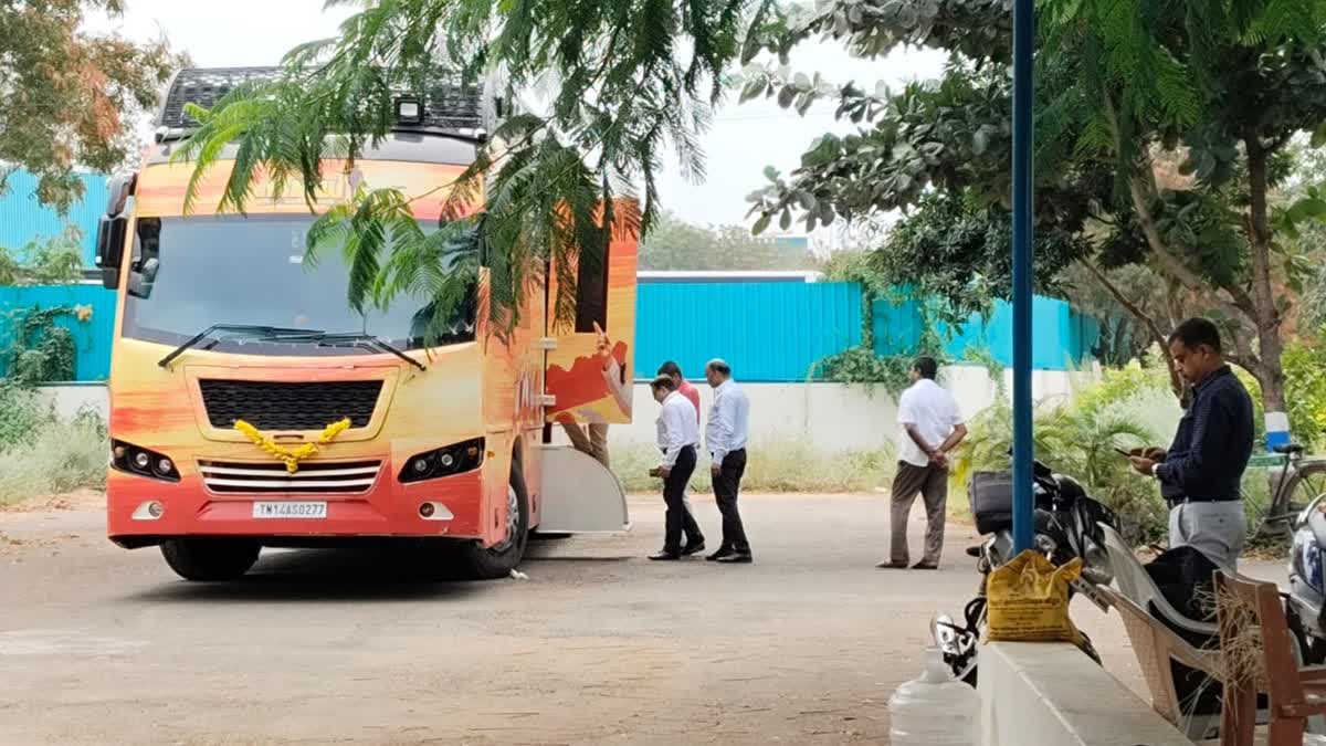 விஜய் வாகனத்தை ஆய்வு செய்த அதிகாரிகள்