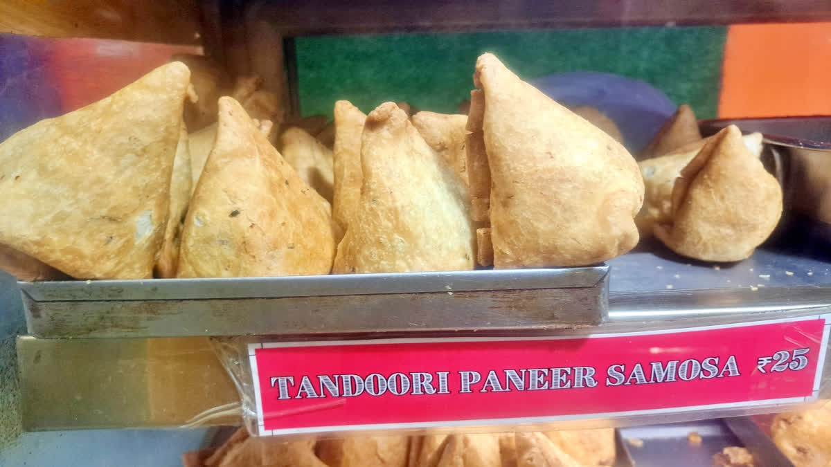 ಉದ್ಯೋಗ ಹೋದರೇನಾಯ್ತು ; ಸಮೋಸಾ ಸಾಮ್ರಾಜ್ಯವನ್ನೇ ಕಟ್ಟಿದ ಇಂಜಿನಿಯರ್, ವಾರ್ಷಿಕ 70 ಲಕ್ಷ ರೂ. ವಹಿವಾಟು! Patna Samosa King Raviranjan Success Story Earning 70 Lakh Rupees Annually