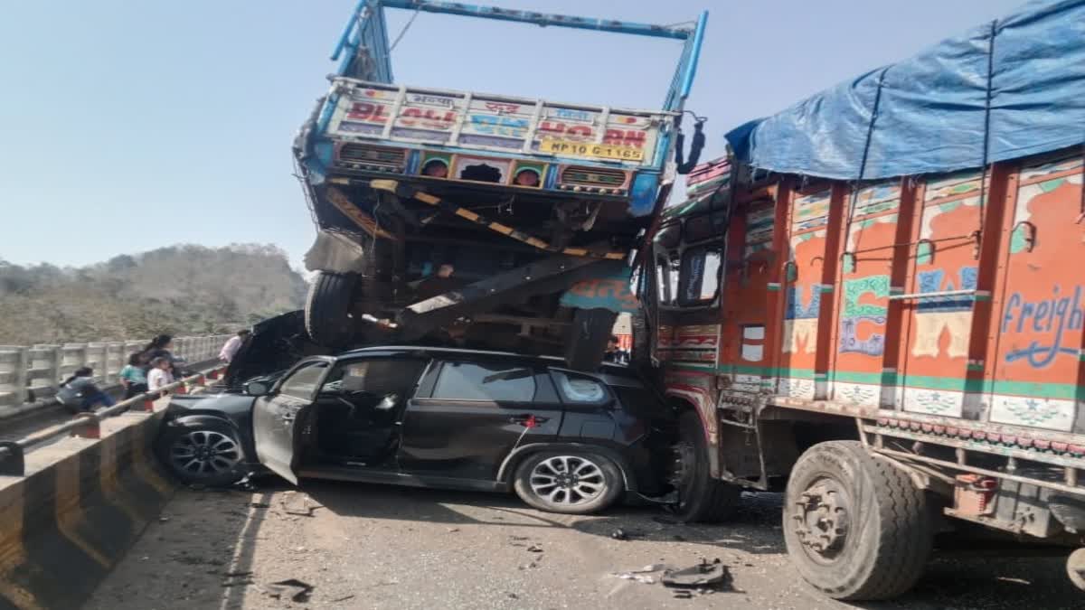 indore Mhow 6 Vehicles Collide