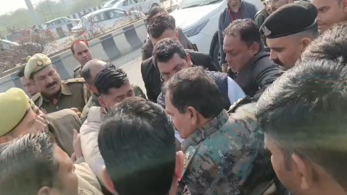 दिल्ली बॉर्डर पर पुलिस से भिड़े सांसद चंद्रशेखर