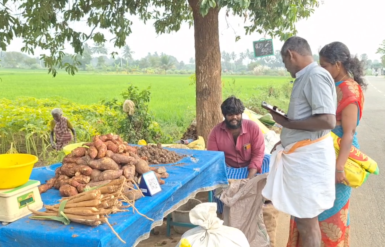 சாலையோரத்தில் கிழங்குகளை விற்கும் விவசாயிகள்