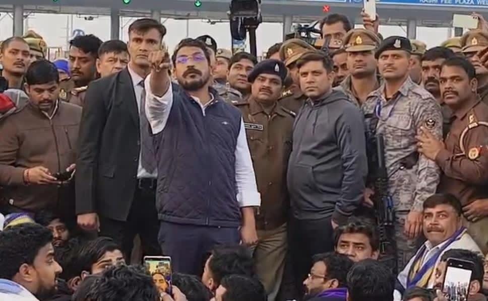 टोल प्लाजा पर रोके जाने के बाद धरने पर बैठे चंद्रशेखर आजाद.