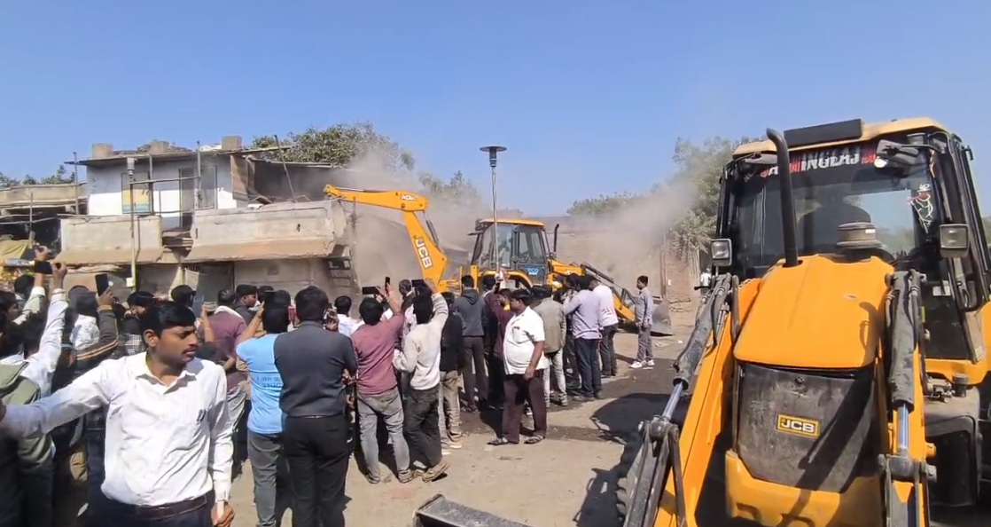 ગેરકાયદેસર દબાણ પર ચાલ્યું બુલડોઝર