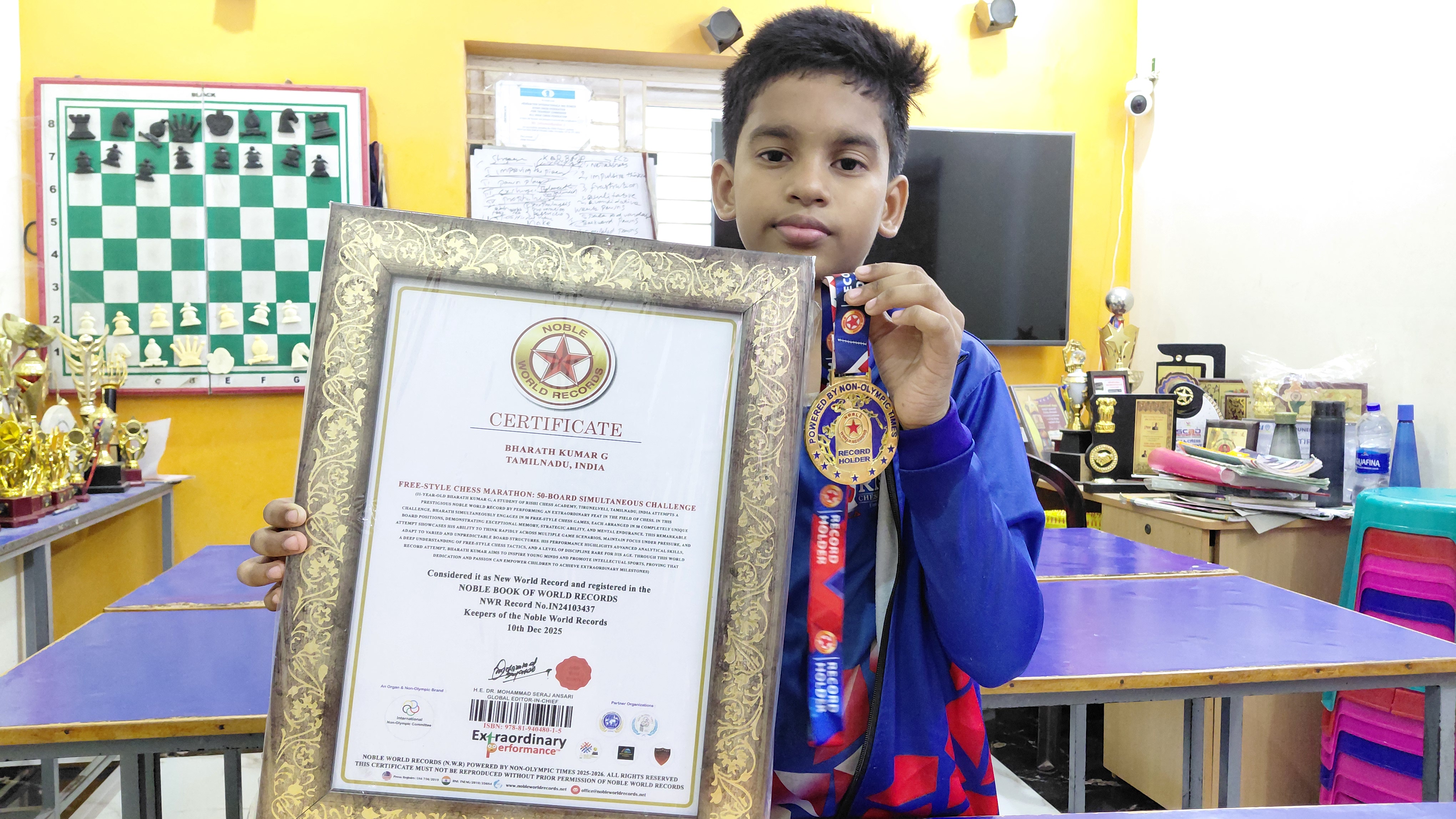 भरत कुमार ने फ्रीस्टाइल चेस में 6 घंटे में 50 खिलाड़ियों को हराकर बनाया वर्ल्ड रिकॉर्ड