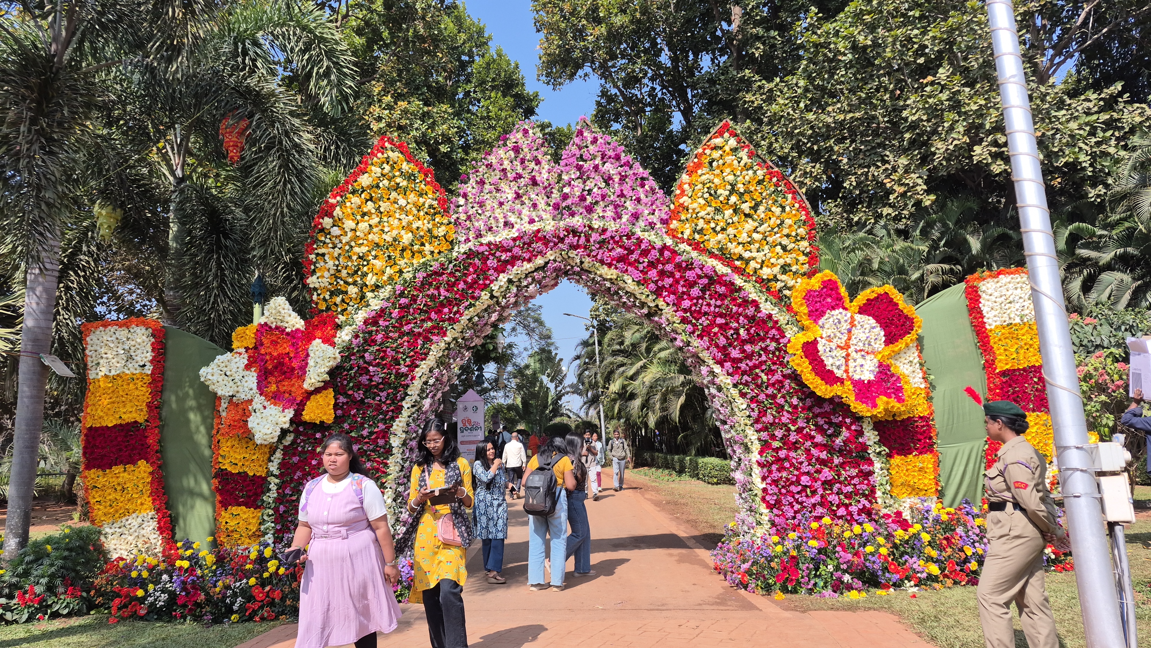 ରାଜଧାନୀ ଏକାମ୍ର ପାର୍କରେ ଫୁଲର ସମ୍ଭାର ସହ ବିଭିନ୍ନ ପ୍ରକାର ସାମାଜିକ ସଚେତନତାର ଥିମକୁ ନେଇ ଆରମ୍ଭ ହୋଇଛି ପୁଷ୍ପ ପ୍ରଦର୍ଶନୀ।